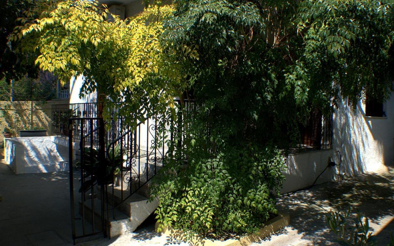 House Inside Garden Apartment Volos Bagian luar foto