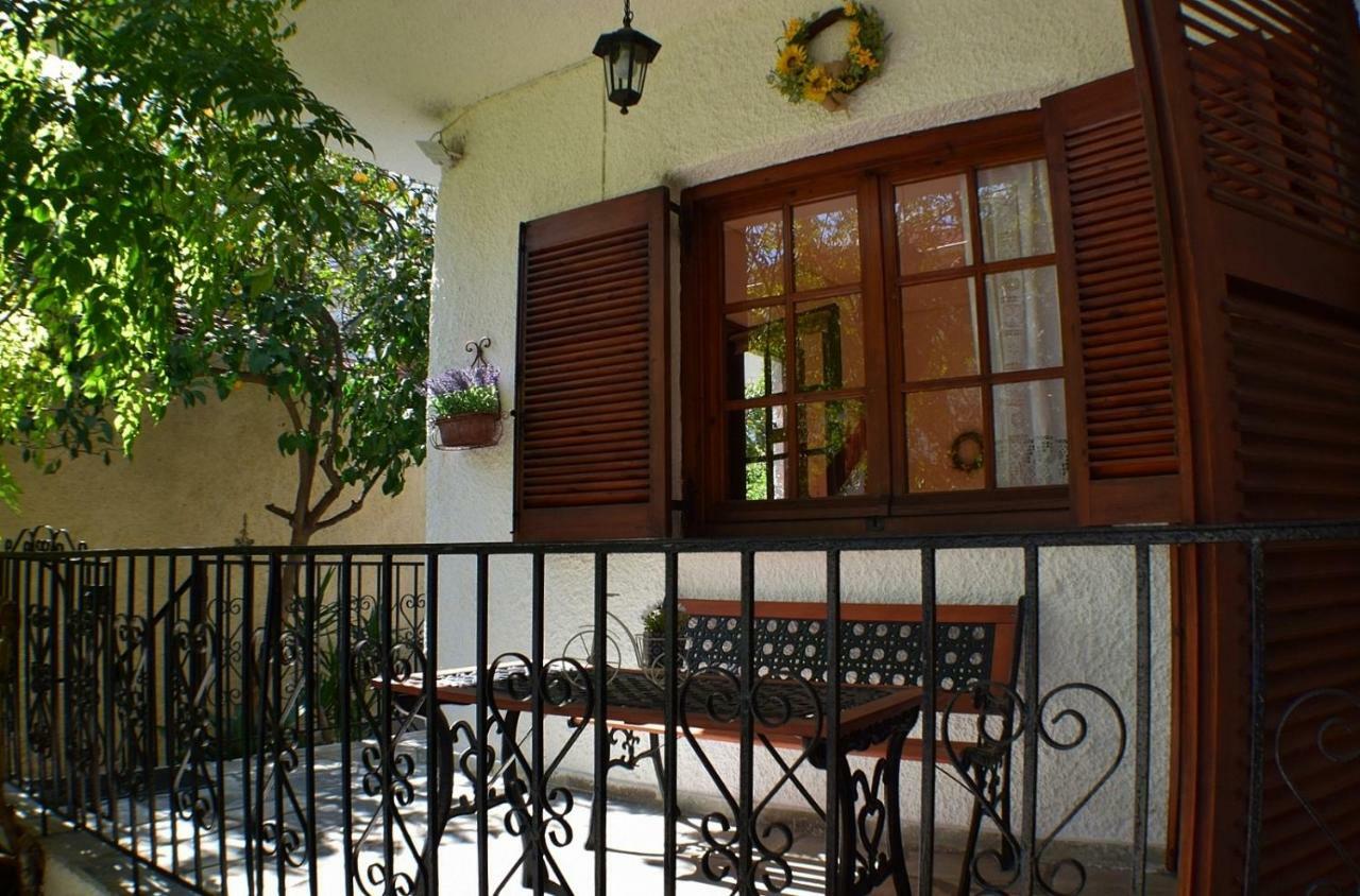House Inside Garden Apartment Volos Bagian luar foto