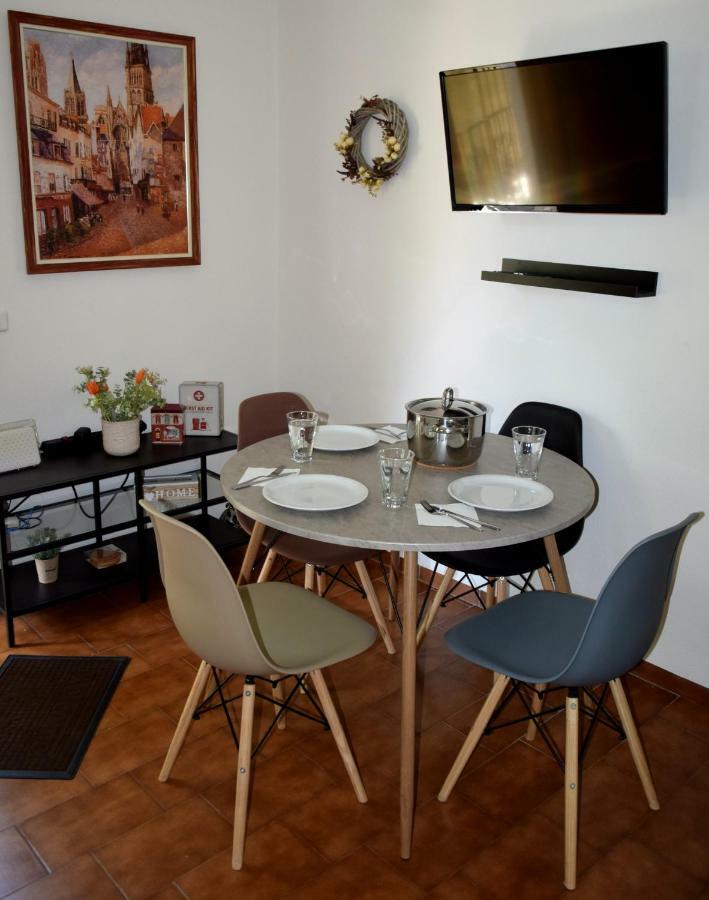 House Inside Garden Apartment Volos Bagian luar foto