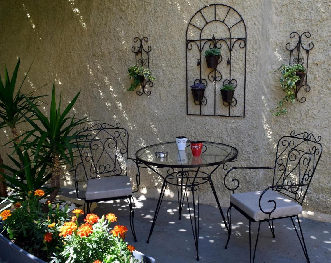 House Inside Garden Apartment Volos Bagian luar foto